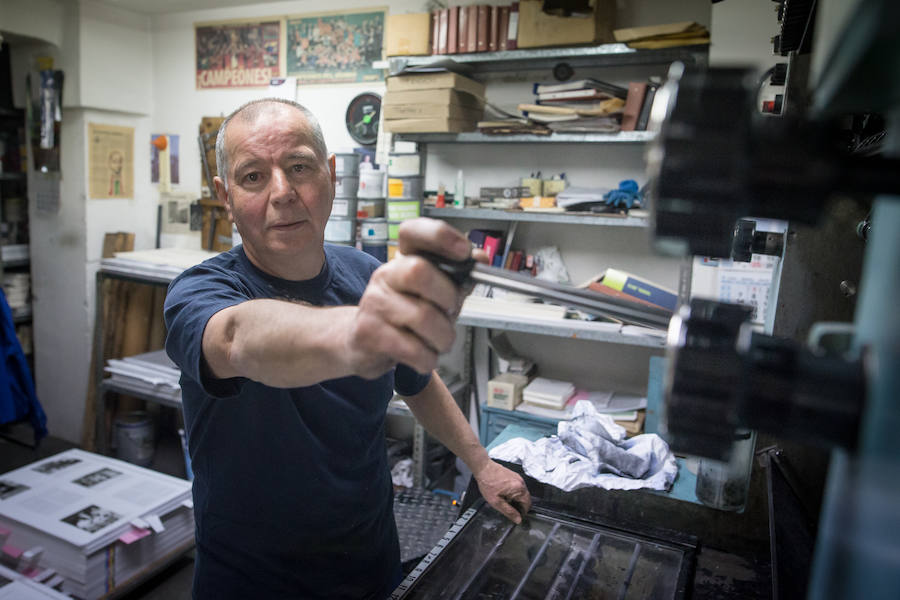 Imagen principal - Enrique se ha ido reciclando en las diferentes tecnologías que se han implantado en el sector de las artes gráficas en los últimos cincuenta años.