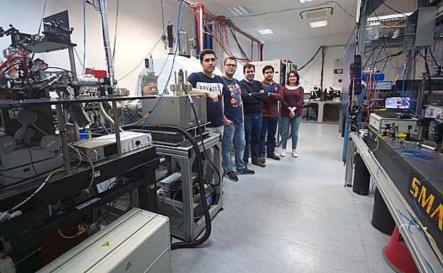 Imagen principal - El equipo, junto al imán superconductor. (2) El profesor Daniel Rodríguez muestra una de las trampas de iones. (3) El interior de la trampa. 