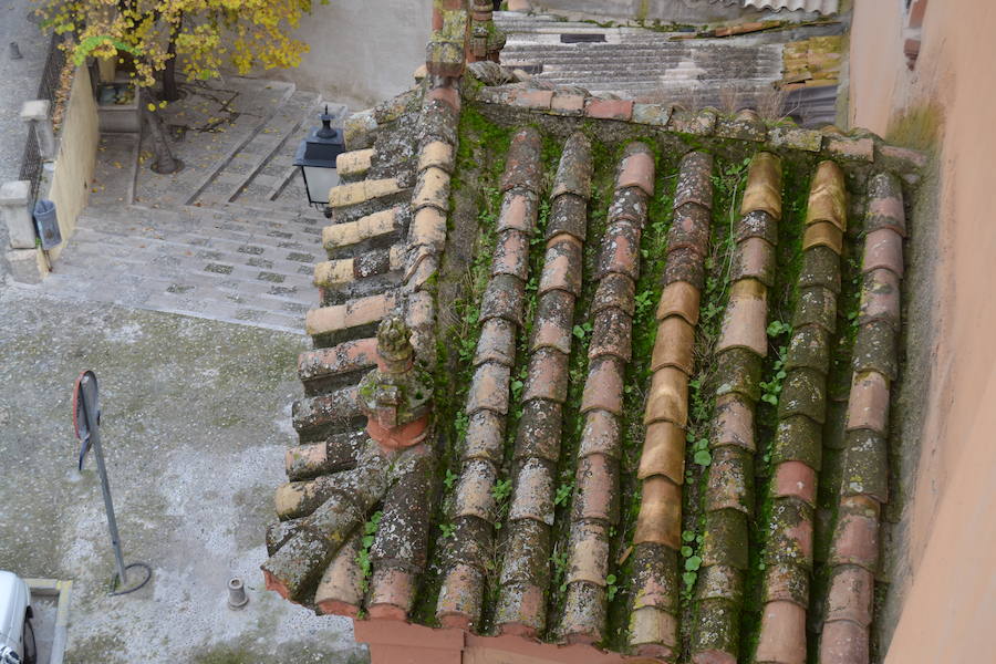 IDEAL accede a las fotografías cedidas por la arquitecta Emma Campoy Flores, en las que se muestra el deterioro que el paso del tiempo ha provocado en este palacete del siglo XVI