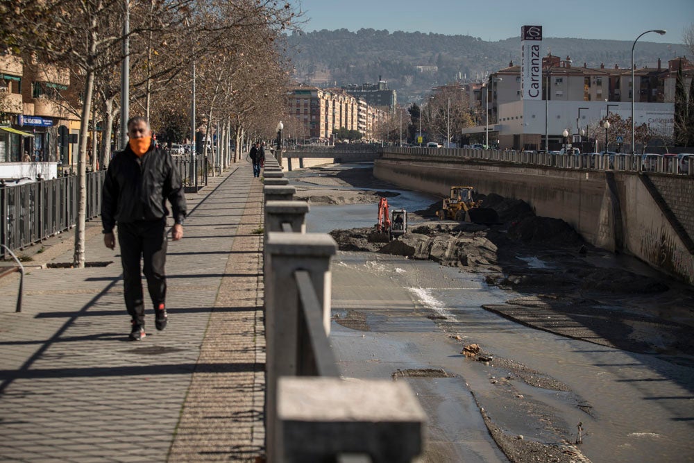 El Ayuntamiento de Granada ha invertido 145.000 euros en la limpieza del río, del que se han sacado veinte toneladas de basura, entre las que incluye bicicletas y colchones.