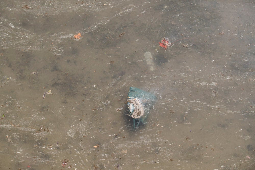 El Ayuntamiento de Granada ha invertido 145.000 euros en la limpieza del río, del que se han sacado veinte toneladas de basura, entre las que incluye bicicletas y colchones.