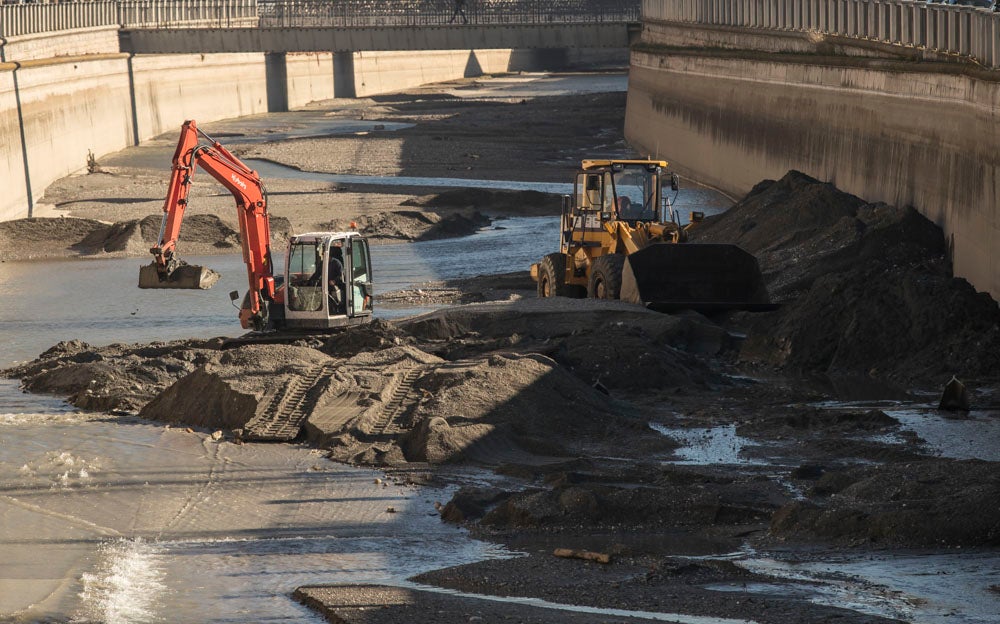 El Ayuntamiento de Granada ha invertido 145.000 euros en la limpieza del río, del que se han sacado veinte toneladas de basura, entre las que incluye bicicletas y colchones.