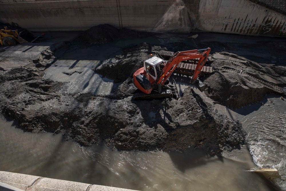 El Ayuntamiento de Granada ha invertido 145.000 euros en la limpieza del río, del que se han sacado veinte toneladas de basura, entre las que incluye bicicletas y colchones.