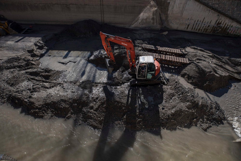 El Ayuntamiento de Granada ha invertido 145.000 euros en la limpieza del río, del que se han sacado veinte toneladas de basura, entre las que incluye bicicletas y colchones.