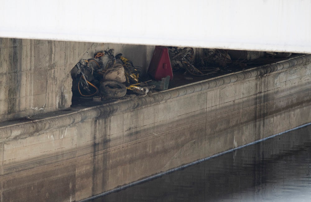 El Ayuntamiento de Granada ha invertido 145.000 euros en la limpieza del río, del que se han sacado veinte toneladas de basura, entre las que incluye bicicletas y colchones.