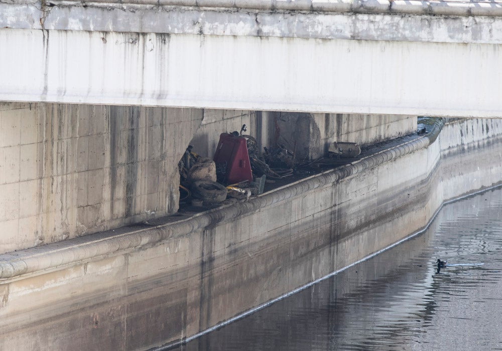 El Ayuntamiento de Granada ha invertido 145.000 euros en la limpieza del río, del que se han sacado veinte toneladas de basura, entre las que incluye bicicletas y colchones.