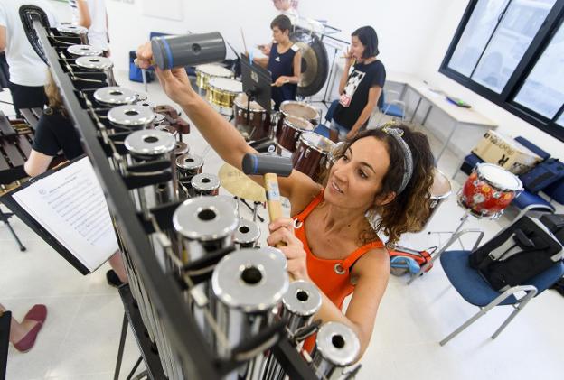 Participantes en un curso de formación sobre percusión.