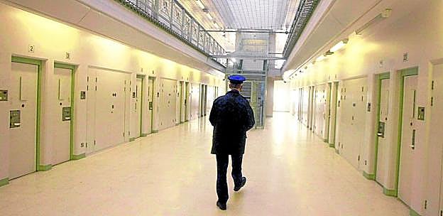 Un funcionario de prisiones hace la ronda por una galería de la cárcel de Maghaberry, en Irlanda del Norte.