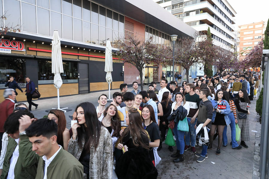 Cientos de jóvenes guardan cola en la zona de Neptuno a la espera de coger un autobús que los lleve a una de las fiestas organizadas por las discuotecas para celebrar la entrada de la nueva estación.