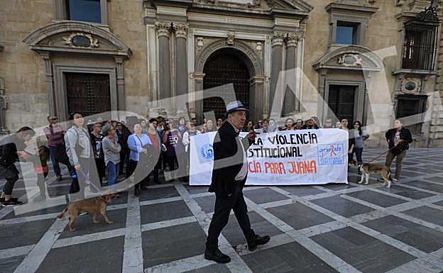 El juez Piñar pasa por delante de la prensa con su típico sombrero, fumando un puro y mirando a los fotógrafos. 