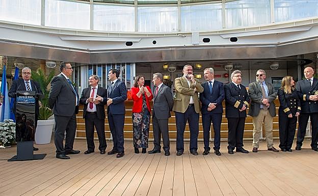 Autoridades en la botadura del barco de Armas-Trasmediterránea que ha pasado a llamarse 'Ciudad de Granada'. 