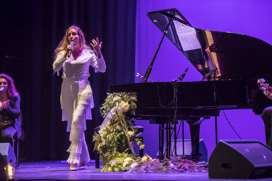 Fotos: El teatro Isabel la Católica vibra con la voz carismática de María Toledo