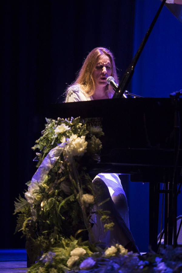 Fotos: El teatro Isabel la Católica vibra con la voz carismática de María Toledo