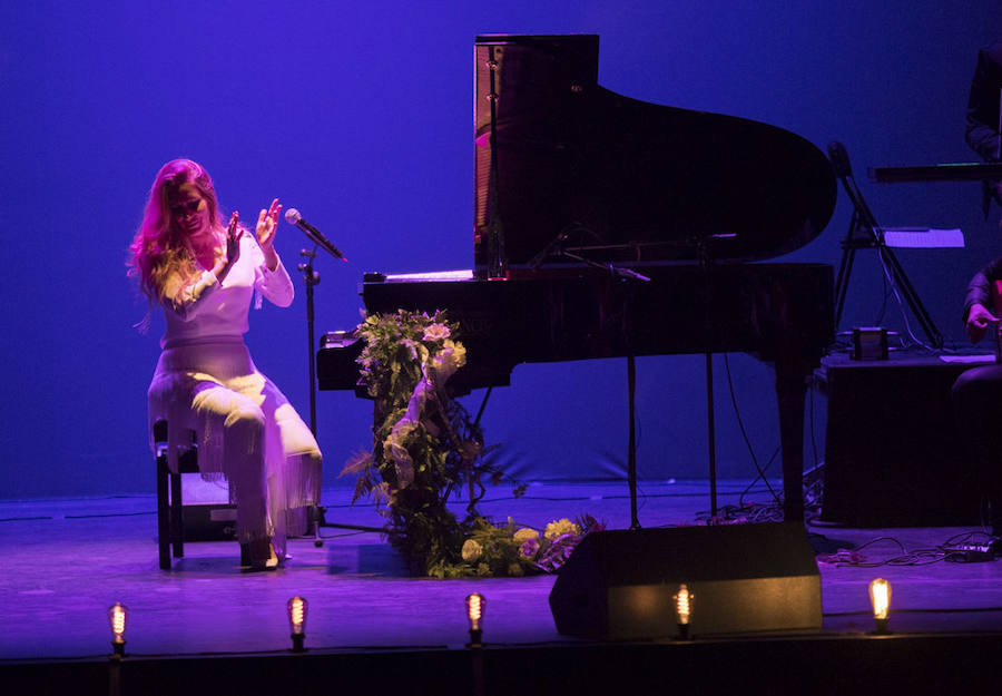 Fotos: El teatro Isabel la Católica vibra con la voz carismática de María Toledo