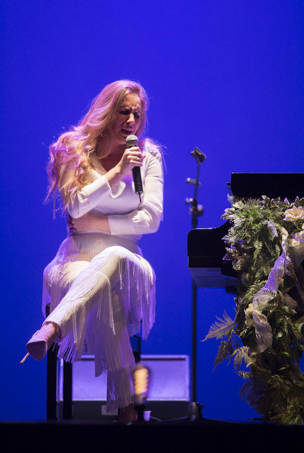 Fotos: El teatro Isabel la Católica vibra con la voz carismática de María Toledo