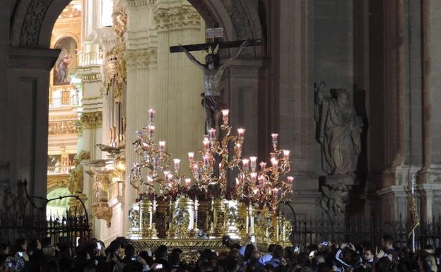 La cofradía de Los Escolapios llenó Granada de Semana Santa