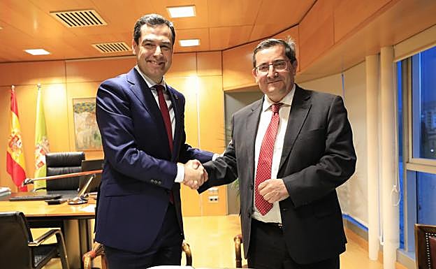 El presidente de la Junta de Andalucía, Juanma Moreno Bonilla, estrecha la mano al presidente de la Diputación Provincial de Granada, José Entrena.