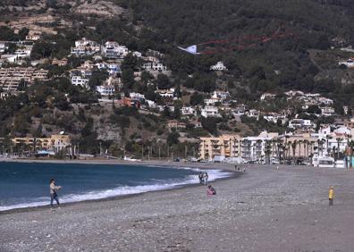 Imagen secundaria 1 - En Playa Granada no hay escalón. Y La Herradura y San Cristóbal están preparadas.