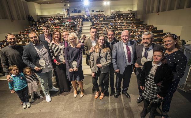 Los premiados posan en el escenario donde se celebra la gala.