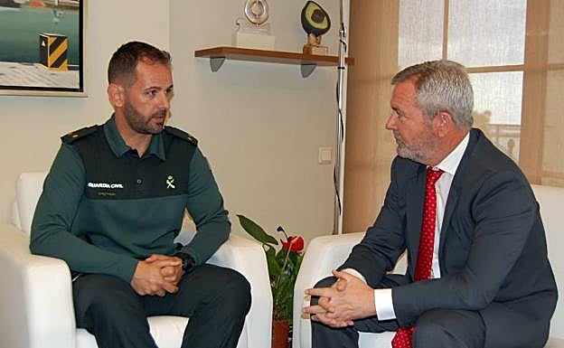 El presidente del Puerto y el teniente de Salvamento Marítimo de la Guardia Civil