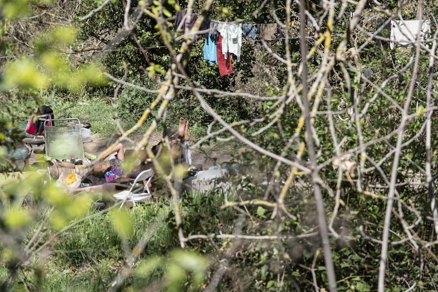 Las competencias 'rebotan' entre Ayuntamiento, Alhambra y CHG ante las acampadas y botellones ilegales