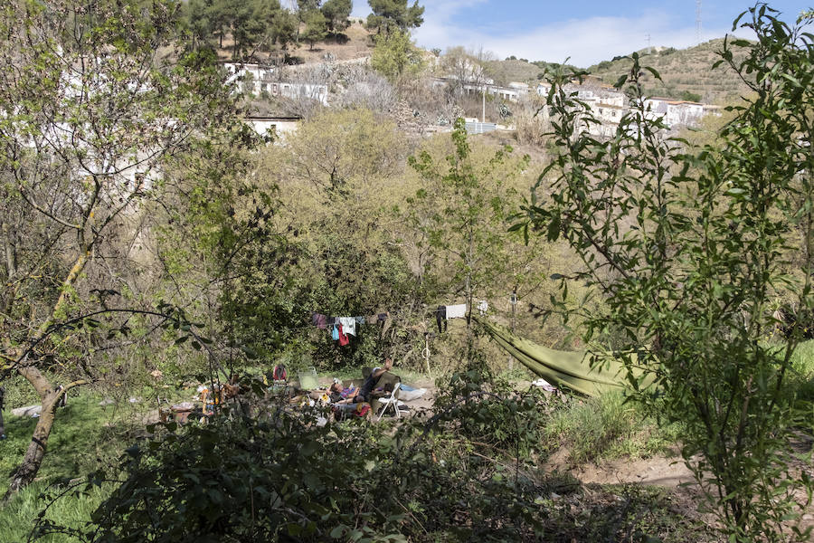 Las competencias 'rebotan' entre Ayuntamiento, Alhambra y CHG ante las acampadas y botellones ilegales