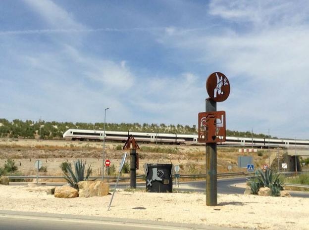 Paso del tren visto desde el polígono industrial Nuevo Jaén, en Jaén capital.