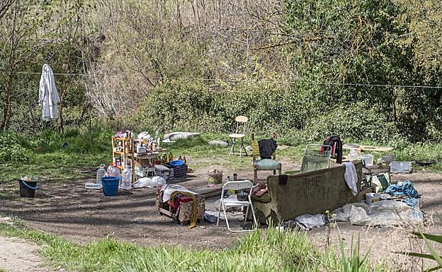 La Confederación Hidrográfica del Guadalquivir evacuará en los próximos días el campamento ilegal que en torno a una docena de personas ha montado sin autorización en la ribera del río Darro 