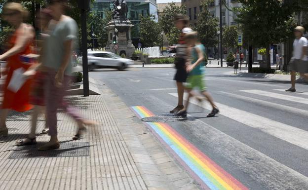 Los pasos de peatones se vestirán mañana no con banderas, sino con poemas.