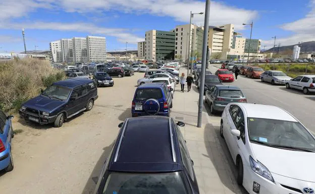 Los coches, 'amontonados' frente al hospital y las facultades en un descampado en territorio de Armilla.