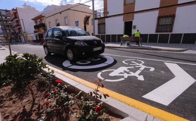 Los primeros coches circulaban hoy por la calle