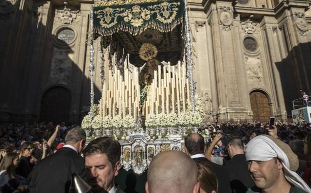 Paso de la hermandad de la Esperanza de Granada a su salida de la catedral durante su estación de penitencia Del año pasado.