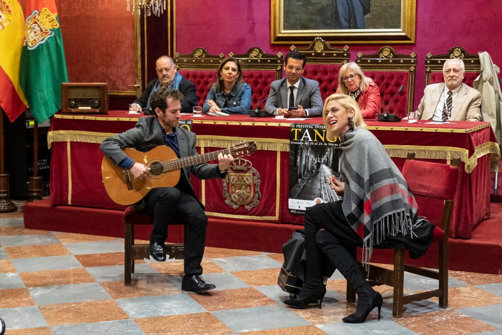 El Festival Internacional de Tango de Granada arrancó este martes por la noche con la presentación oficial del certamen, que se celebra del 19 al 24 de marzo, en un acto en el salón de plenos del Ayuntamiento que contó con la presencia del alcalde de la ciudad, Francisco Cuenca, y con la actuación posterior en la plaza del Carmen del coro de los niños de los Escolapios bajo la direccón de Osvaldo Jiménez y Juan Gómez.