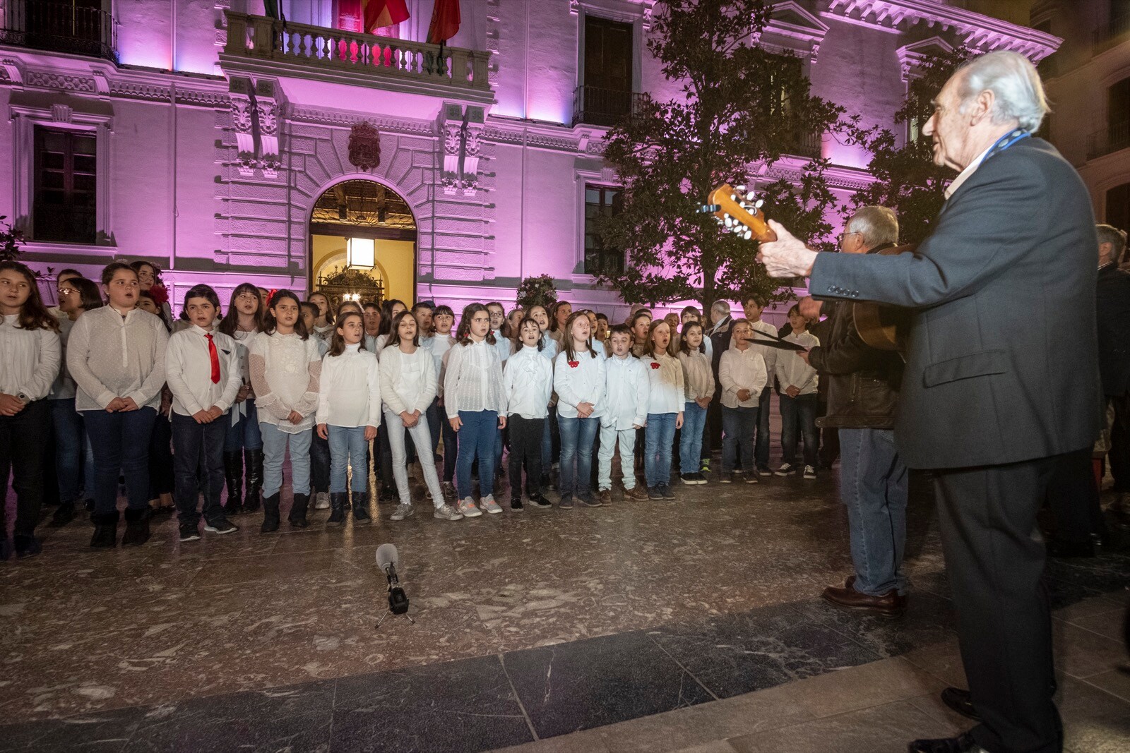 El Festival Internacional de Tango de Granada arrancó este martes por la noche con la presentación oficial del certamen, que se celebra del 19 al 24 de marzo, en un acto en el salón de plenos del Ayuntamiento que contó con la presencia del alcalde de la ciudad, Francisco Cuenca, y con la actuación posterior en la plaza del Carmen del coro de los niños de los Escolapios bajo la direccón de Osvaldo Jiménez y Juan Gómez.