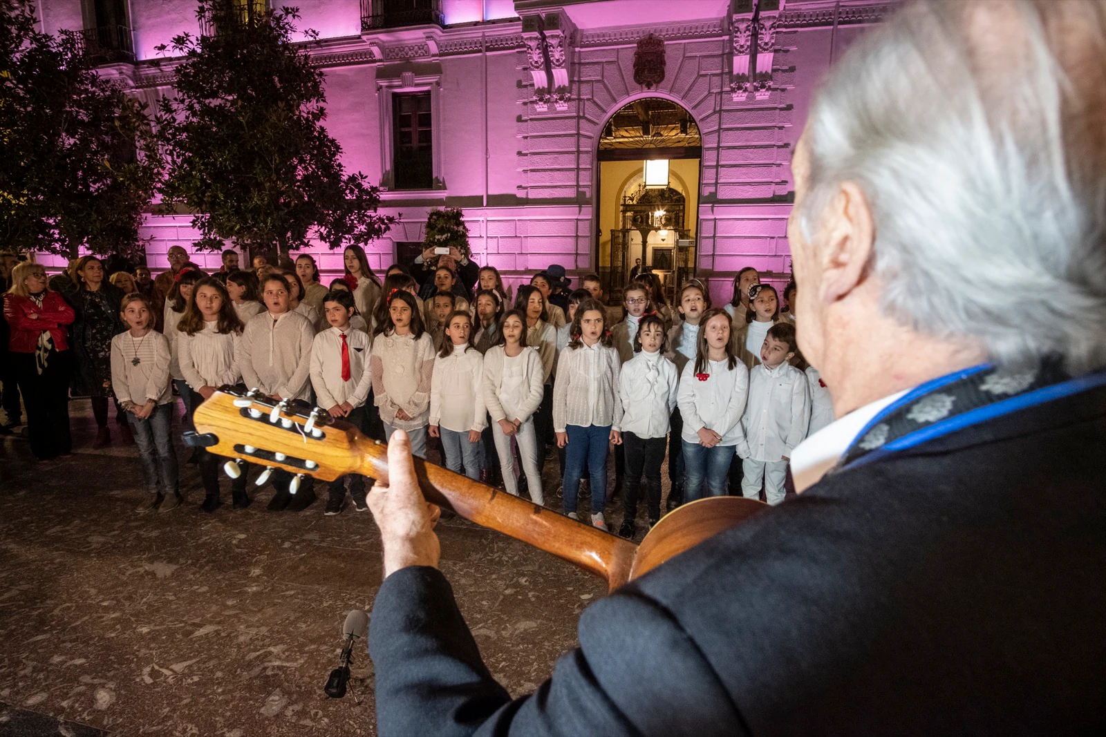 El Festival Internacional de Tango de Granada arrancó este martes por la noche con la presentación oficial del certamen, que se celebra del 19 al 24 de marzo, en un acto en el salón de plenos del Ayuntamiento que contó con la presencia del alcalde de la ciudad, Francisco Cuenca, y con la actuación posterior en la plaza del Carmen del coro de los niños de los Escolapios bajo la direccón de Osvaldo Jiménez y Juan Gómez.