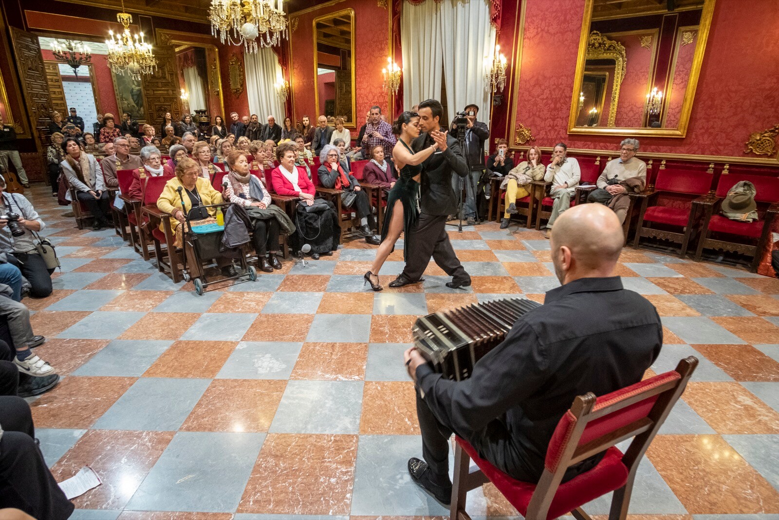 El Festival Internacional de Tango de Granada arrancó este martes por la noche con la presentación oficial del certamen, que se celebra del 19 al 24 de marzo, en un acto en el salón de plenos del Ayuntamiento que contó con la presencia del alcalde de la ciudad, Francisco Cuenca, y con la actuación posterior en la plaza del Carmen del coro de los niños de los Escolapios y Eugenia de Montijo bajo la direccón de Osvaldo Jiménez y Juan Gómez.