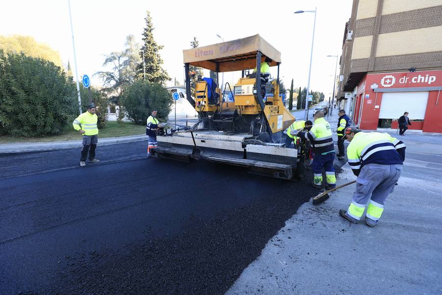 La Policía Local ha reforzado el dispositivo para regular la circulación en las horas puntas | La grúa ha retirado esta mañana otros seis vehículos 