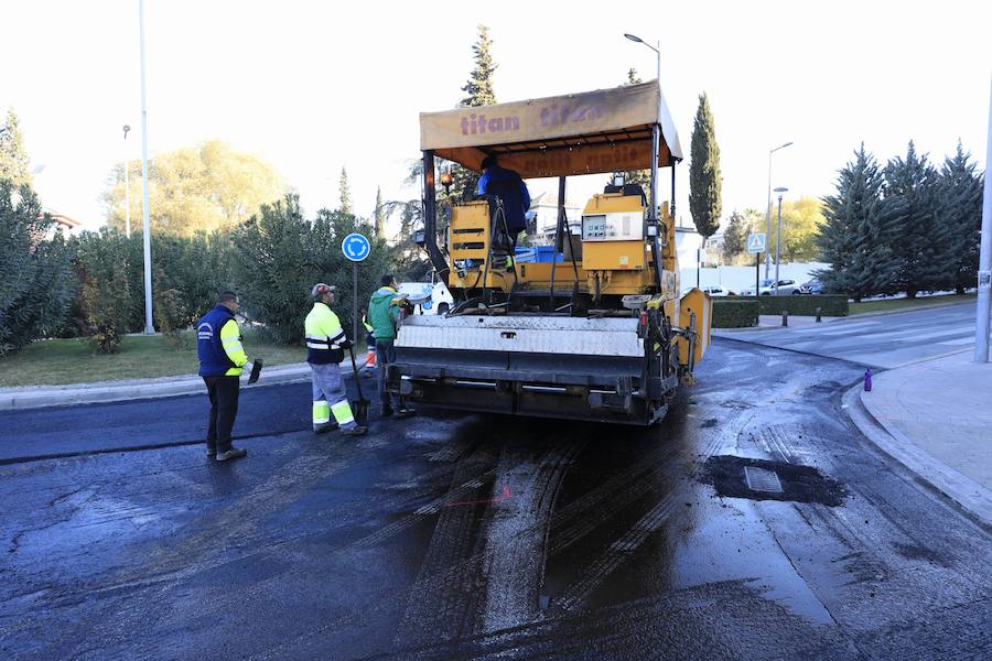 La Policía Local ha reforzado el dispositivo para regular la circulación en las horas puntas | La grúa ha retirado esta mañana otros seis vehículos 