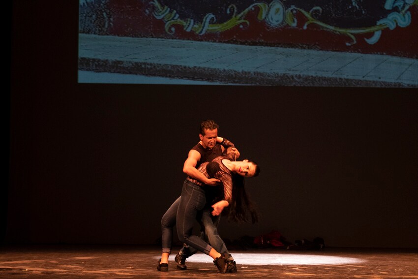 El Festival Internacional de Tango de Granada cumple 31 años y lo ha hecho este miércoeles un primera jornada en la que Soleá Morente y Lucila Juárez han homenajeado a sus padres, Enrique Morente y Rubén Juárez. La figura de Federico García Lorca o de poeta como Ángeles Mora también han estado presentes en el escenario del Teatro Isabel La Católica a través de sus letras entonadas con acento de Buenos Aires.