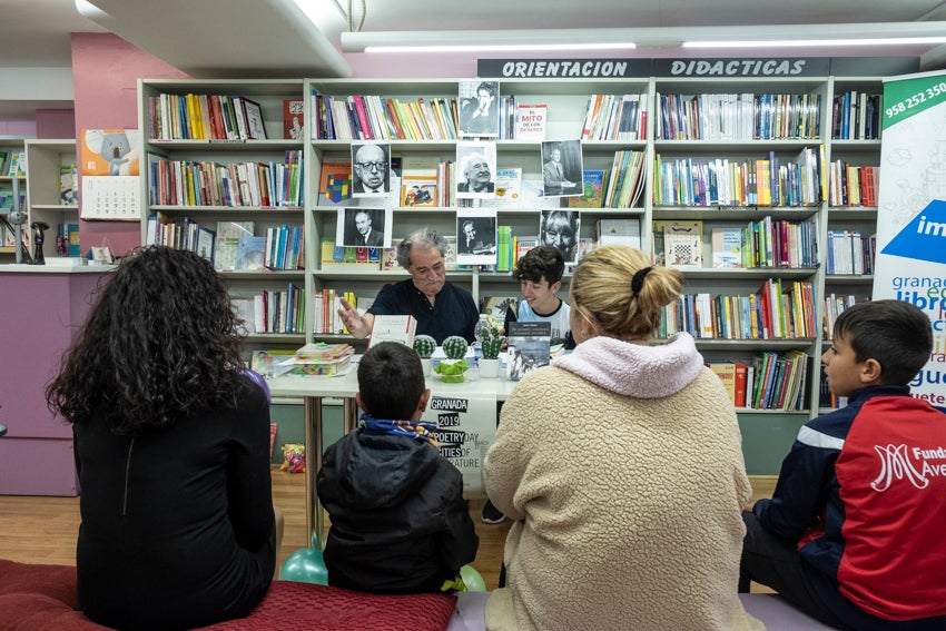 Granada se vistió de versos en un día en que casi 60 autores leyeron obras propias y ajenas en 25 establecimientos