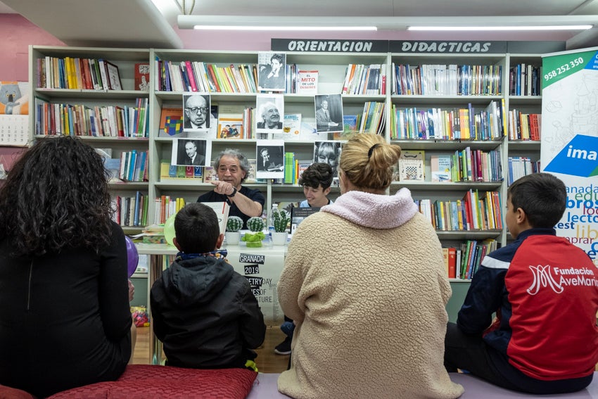 Granada se vistió de versos en un día en que casi 60 autores leyeron obras propias y ajenas en 25 establecimientos