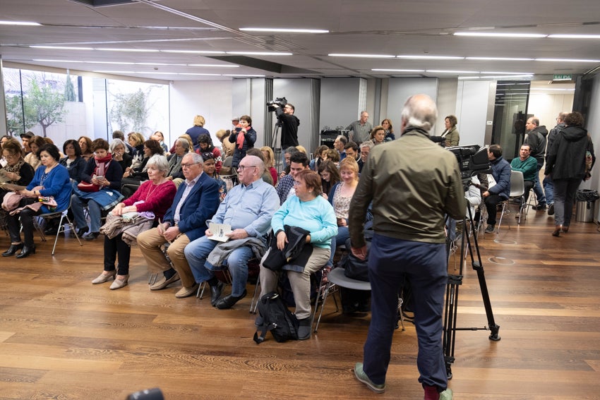 Granada se vistió de versos en un día en que casi 60 autores leyeron obras propias y ajenas en 25 establecimientos