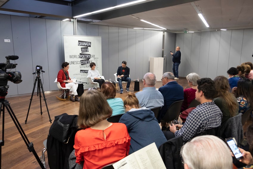 Granada se vistió de versos en un día en que casi 60 autores leyeron obras propias y ajenas en 25 establecimientos