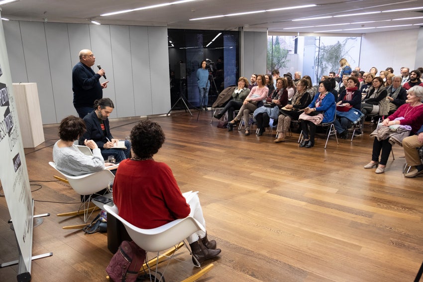 Granada se vistió de versos en un día en que casi 60 autores leyeron obras propias y ajenas en 25 establecimientos