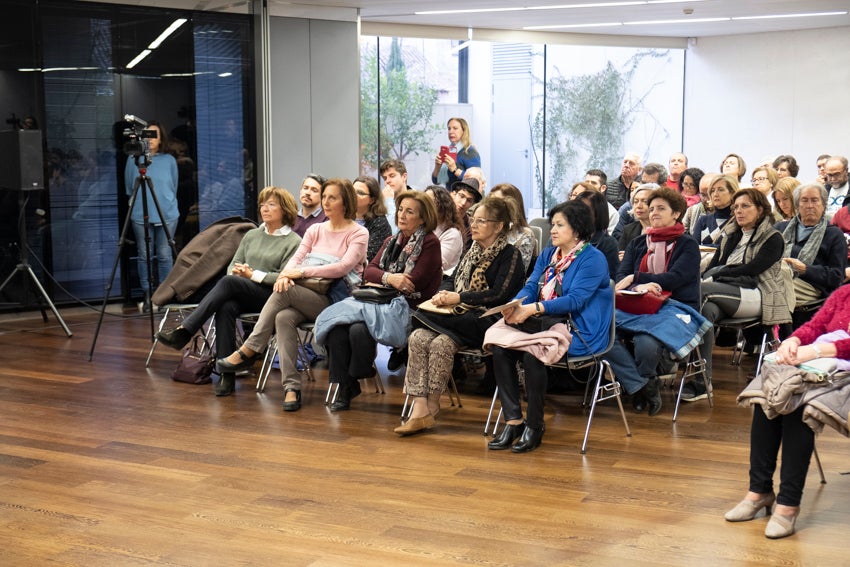 Granada se vistió de versos en un día en que casi 60 autores leyeron obras propias y ajenas en 25 establecimientos