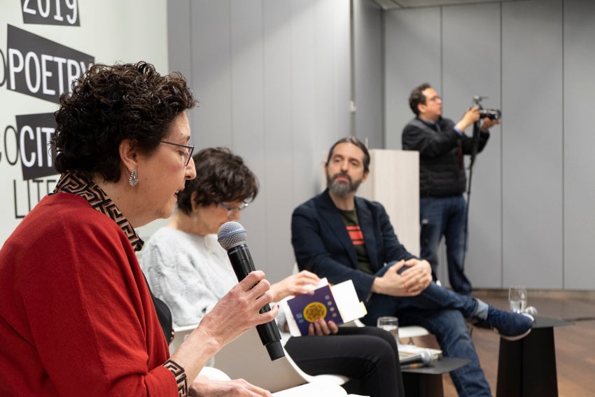 Granada se vistió de versos en un día en que casi 60 autores leyeron obras propias y ajenas en 25 establecimientos