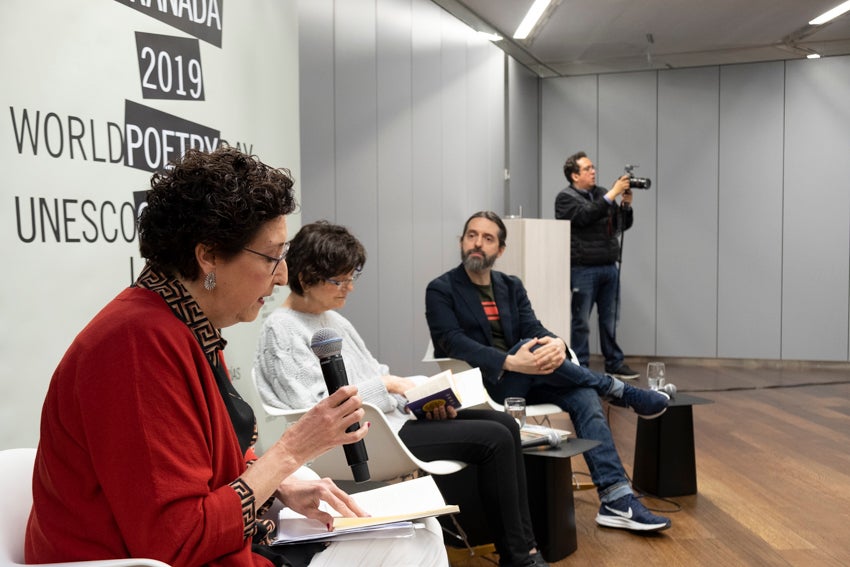 Granada se vistió de versos en un día en que casi 60 autores leyeron obras propias y ajenas en 25 establecimientos