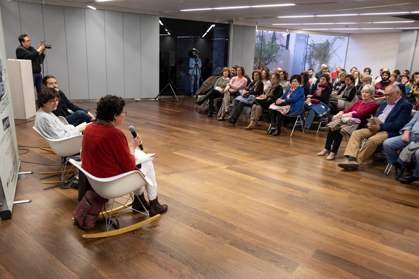 Granada se vistió de versos en un día en que casi 60 autores leyeron obras propias y ajenas en 25 establecimientos