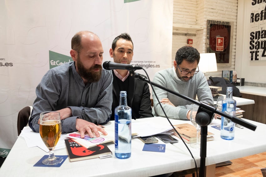 Granada se vistió de versos en un día en que casi 60 autores leyeron obras propias y ajenas en 25 establecimientos