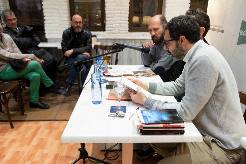 Granada se vistió de versos en un día en que casi 60 autores leyeron obras propias y ajenas en 25 establecimientos